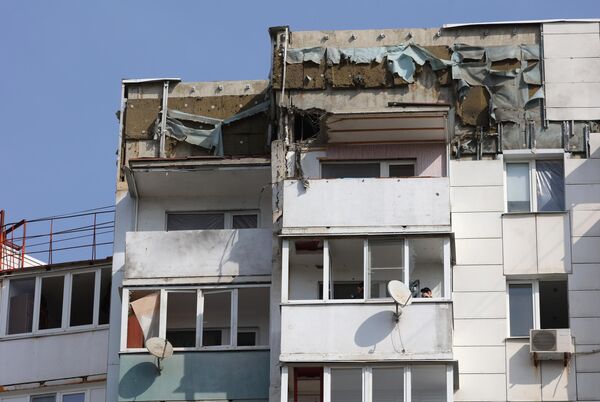 Балконы жилого дома, частично разрушенного в результате обстрела ВСУ в Белгороде