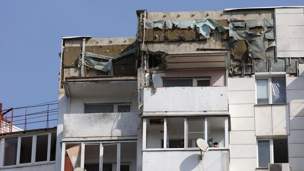 Балконы жилого дома, частично разрушенного в результате обстрела ВСУ в Белгороде