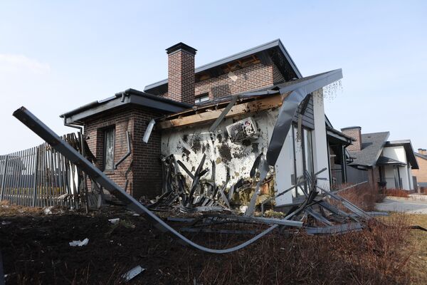 Жилой дом, частично разрушенный в результате обстрела ВСУ в Белгороде