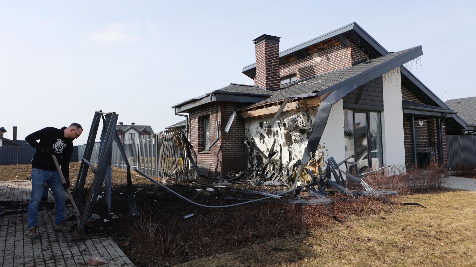 Жилой дом, частично разрушенный в результате обстрела ВСУ в Белгороде - РИА Новости, 1920, 22.03.2024
