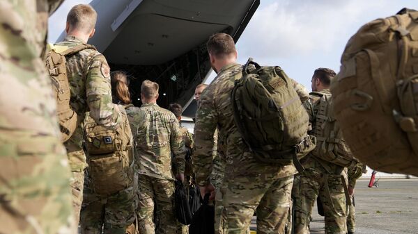 Солдаты готовятся к посадке в военно-транспортный самолет