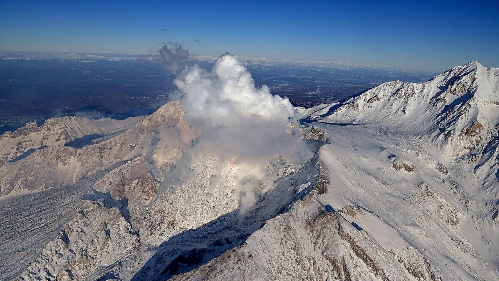 Ресуспендированный пепел, наблюдаемый на вулкане Шивелуч на Камчатке. 22 марта 20241