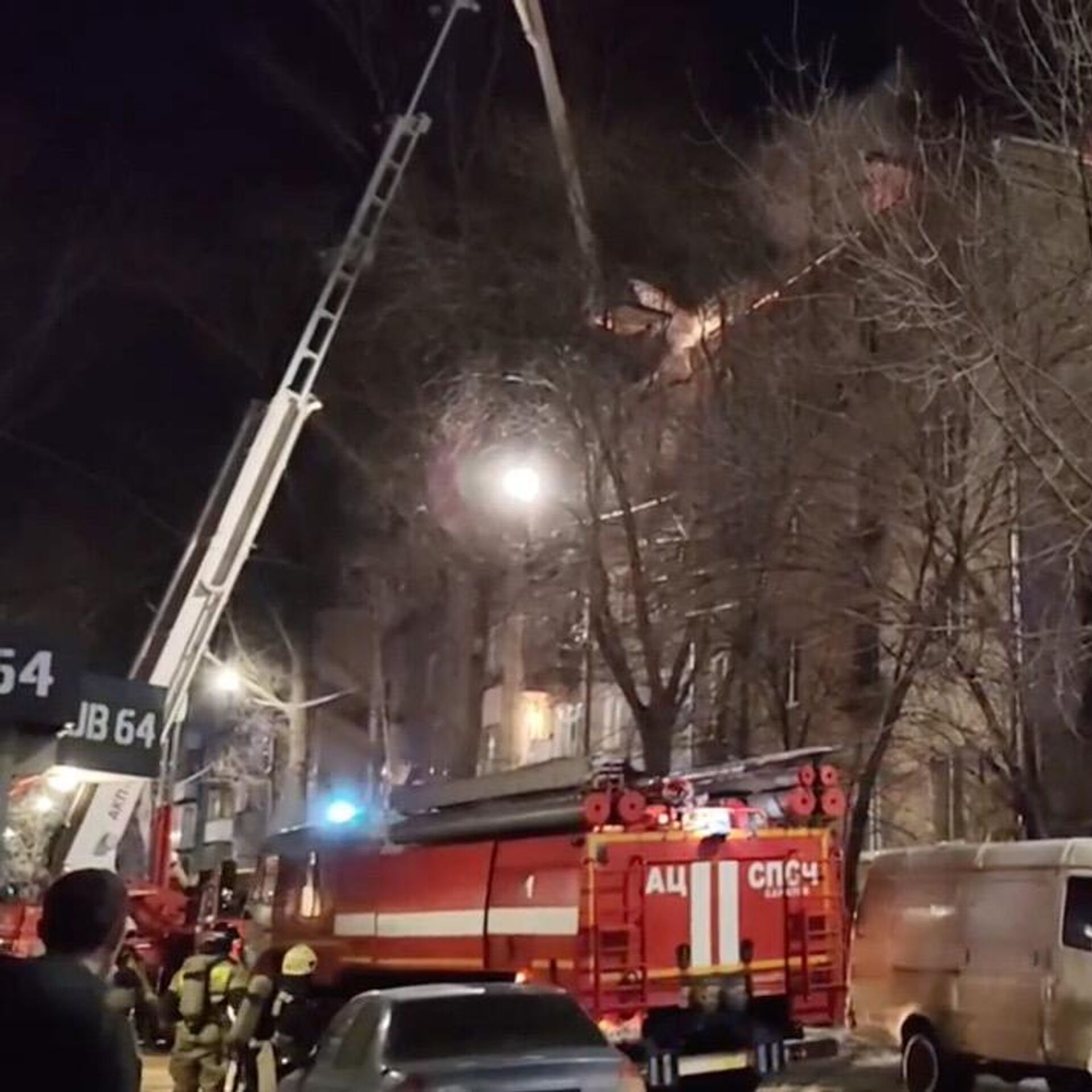 В Саратове локализовали пожар на кровле пятиэтажки - РИА Новости, 22.03.2024