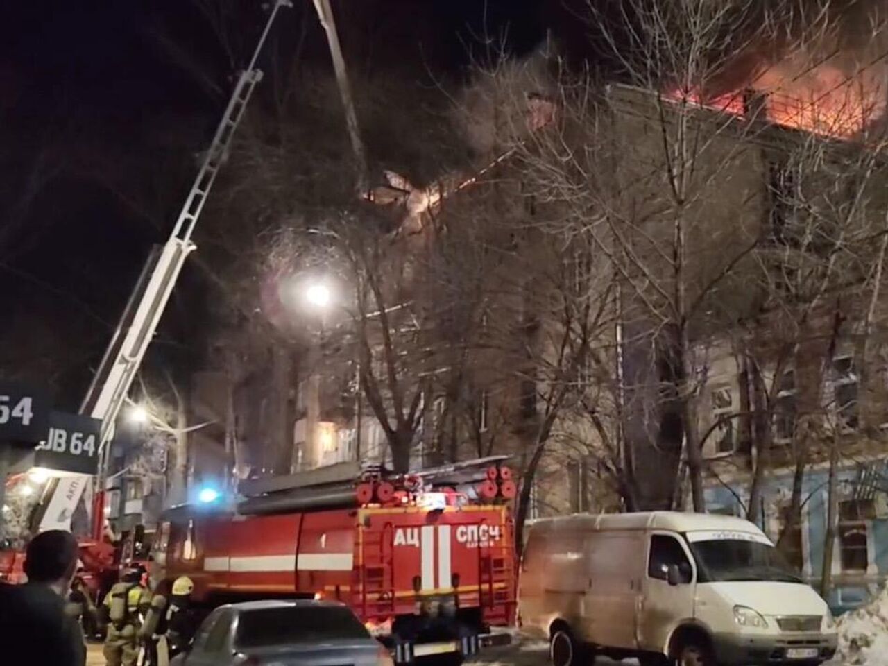 В Саратове локализовали пожар на кровле пятиэтажки - РИА Новости, 22.03.2024