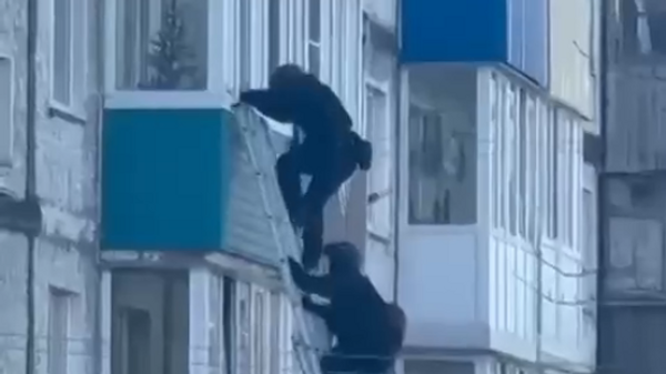 Ситуация на месте в Петропавловско-Камчатском, мужчина удерживает женщину силой, угрожает расправой