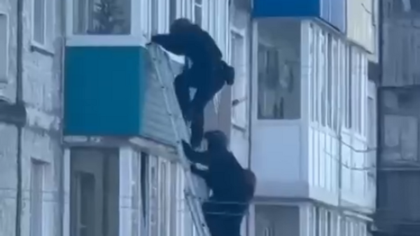 Ситуация на месте в Петропавловско-Камчатском, мужчина удерживает женщину силой, угрожает расправой