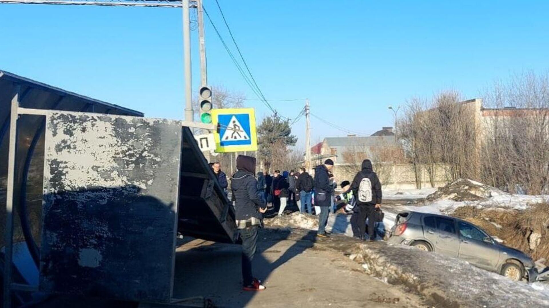 В Подмосковье автомобиль врезался в остановку, есть пострадавшие - РИА  Новости, 22.03.2024