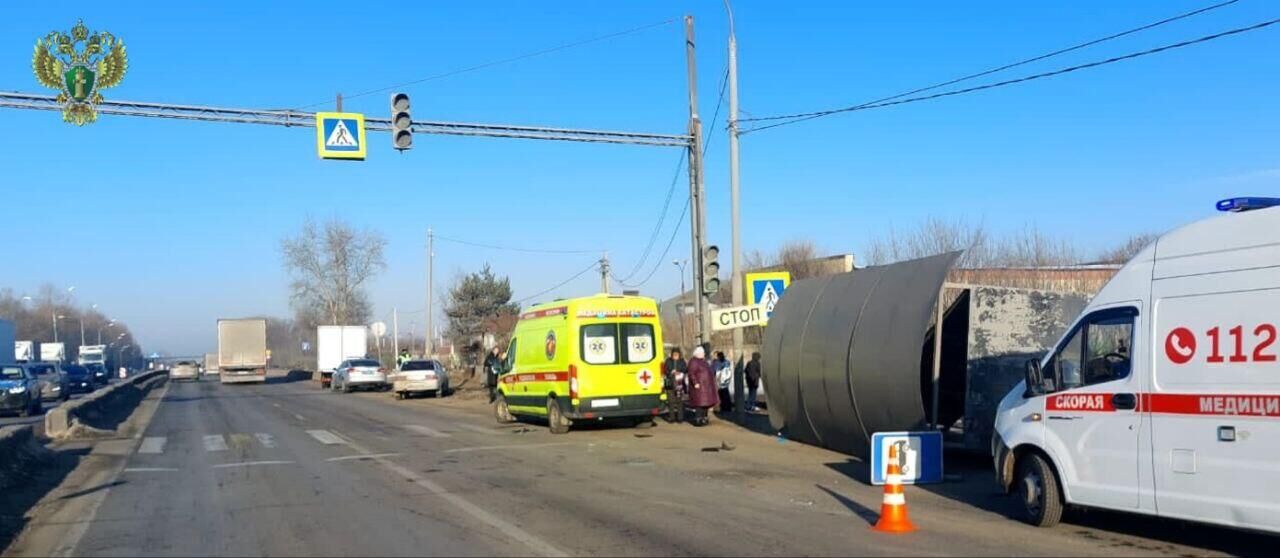 Место происшествия, где три человека пострадали из-за рухнувшего после ДТП остановочного павильона в Подмосковье - РИА Новости, 1920, 22.03.2024