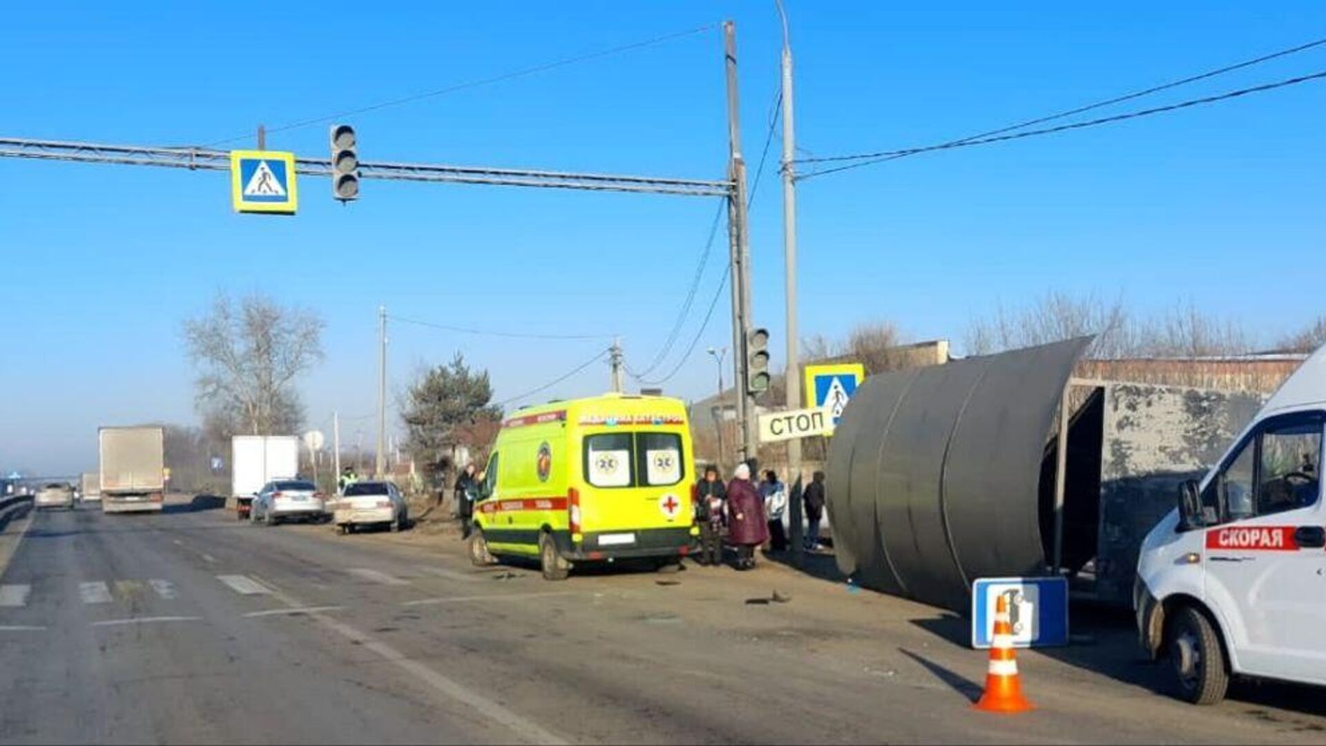 В Подмосковье автомобиль врезался в остановку, есть пострадавшие - РИА  Новости, 22.03.2024