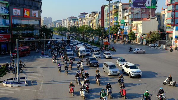Дорожное движение на одной из улиц города Ханой во Вьетнаме