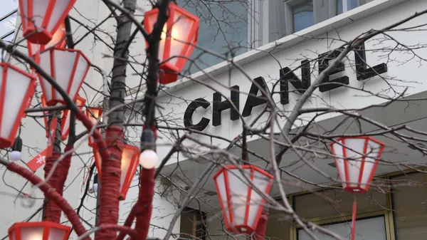 Логотип Chanel на здании в Москве