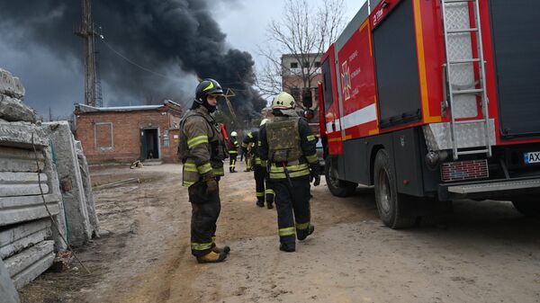 Украинские пожарные на месте пожара на электроподстанции в Харькове. 22 марта 2024