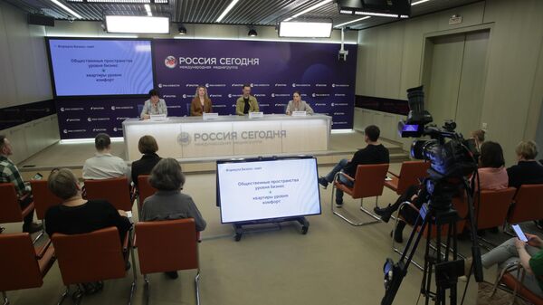 Участники пресс-конференции на тему жилья бизнес-лайт в международном мультимедийном пресс-центре МИА Россия сегодня