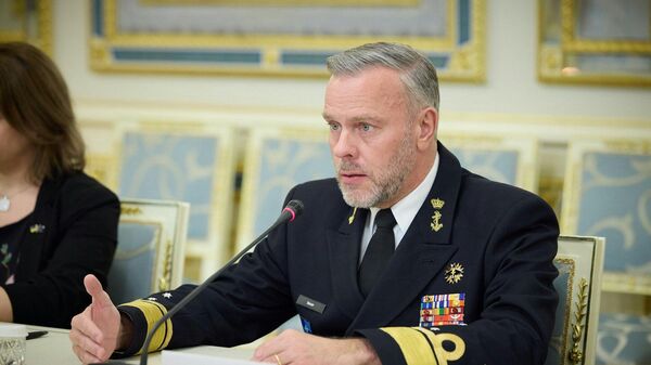 Председатель Военного комитета НАТО адмирал Роб Бауэр во время визита в Киев