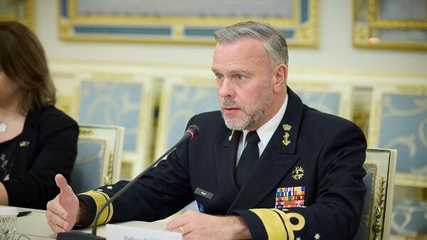 Председатель Военного комитета НАТО адмирал Роб Бауэр во время визита в Киев