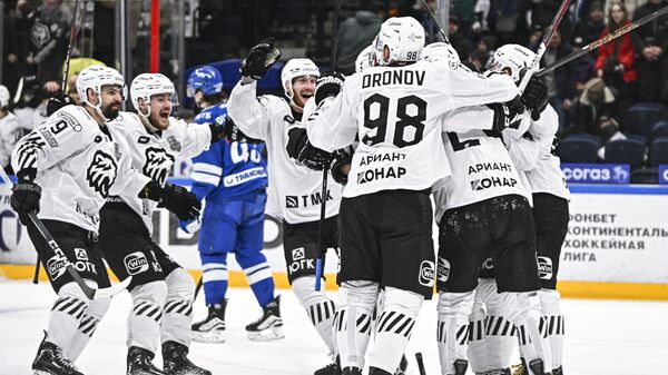 Хоккеисты Трактора после победы над Динамо в плей-офф КХЛ