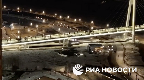 Люди направляются к метро Мякинино
