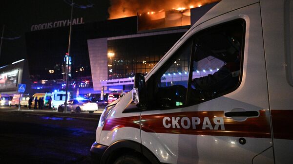 Автомобиль скорой помощи у концертного зала Крокус Сити Холл в Москве, где произошла стрельба