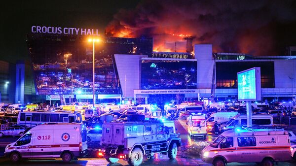 Машины скорой помощи и бронеавтомобиль Росгвардии у концертного зала Крокус Сити Холл, где произошла стрельба