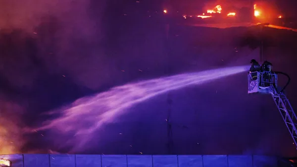 Οι πυροσβέστες σβήνουν τη φλεγόμενη στέγη της αίθουσας συναυλιών του Δημαρχείου Crocus, όπου σημειώθηκε ο πυροβολισμός