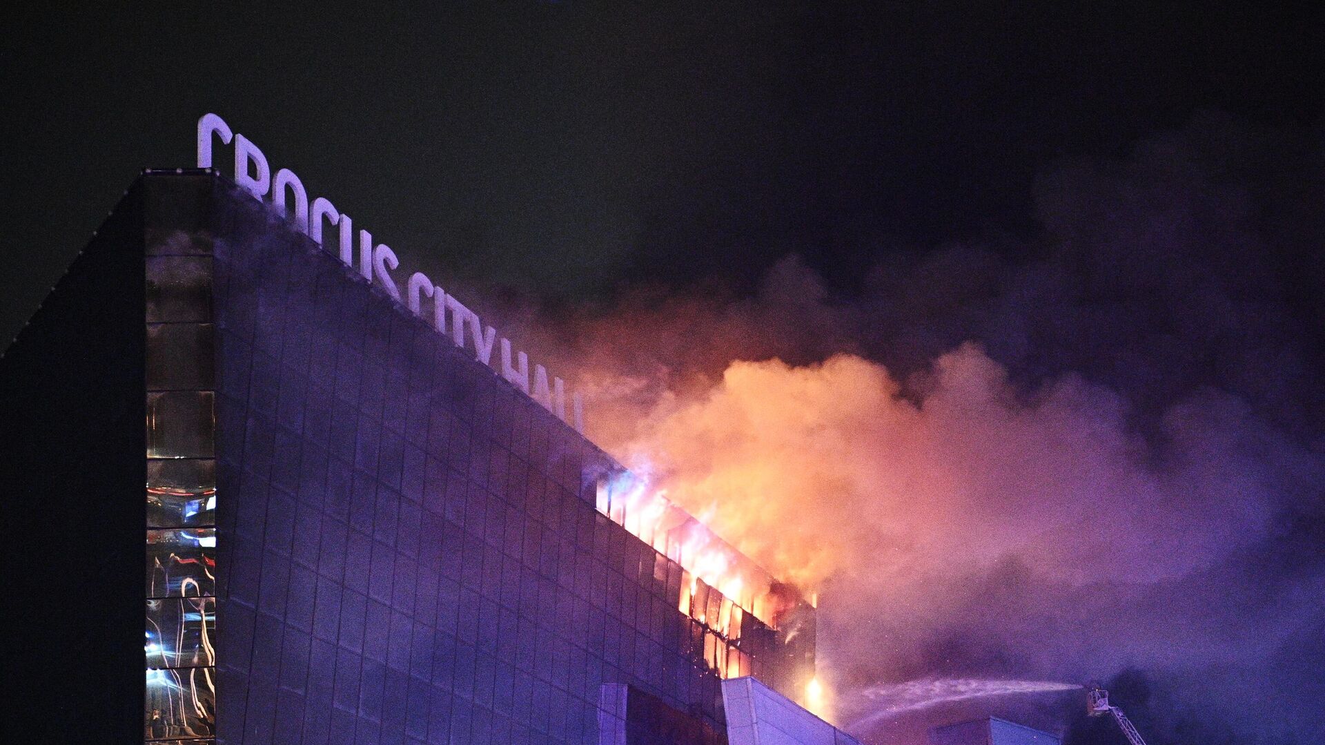 Пожарные тушат горящую крышу концертного зала Крокус Сити Холл, где произошла стрельба - РИА Новости, 1920, 24.03.2024