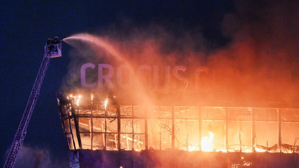 Пожарные тушат горящий концертный зал Крокус Сити Холл, где произошла стрельба 