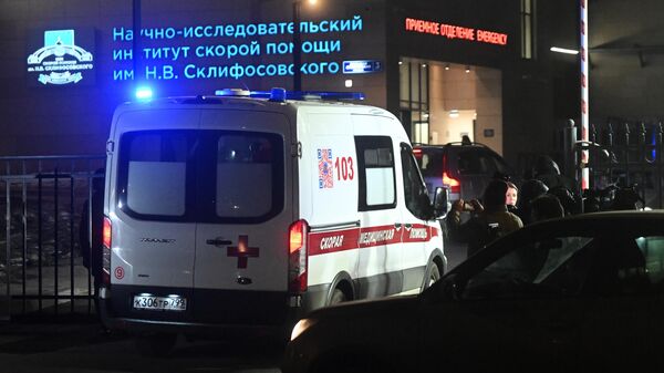 Машина скорой помощи подъезжает к приемному отделению НИИ скорой помощи имени Н. В. Склифосовского