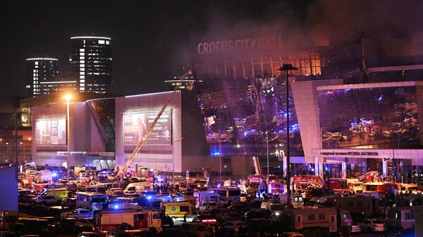 Машины скорой помощи и полиции у концертного зала Крокус Сити Холл, где произошла стрельба. 22 марта 2024