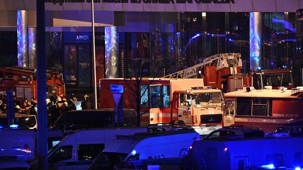 Машины скорой помощи и полиции у концертного зала Крокус Сити Холл, где произошла стрельба