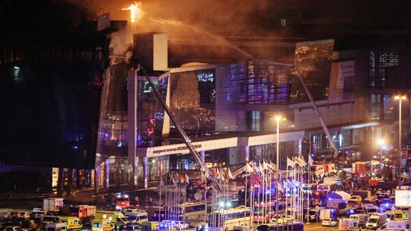Пожарные тушат горящий концертный зал Крокус Сити Холл