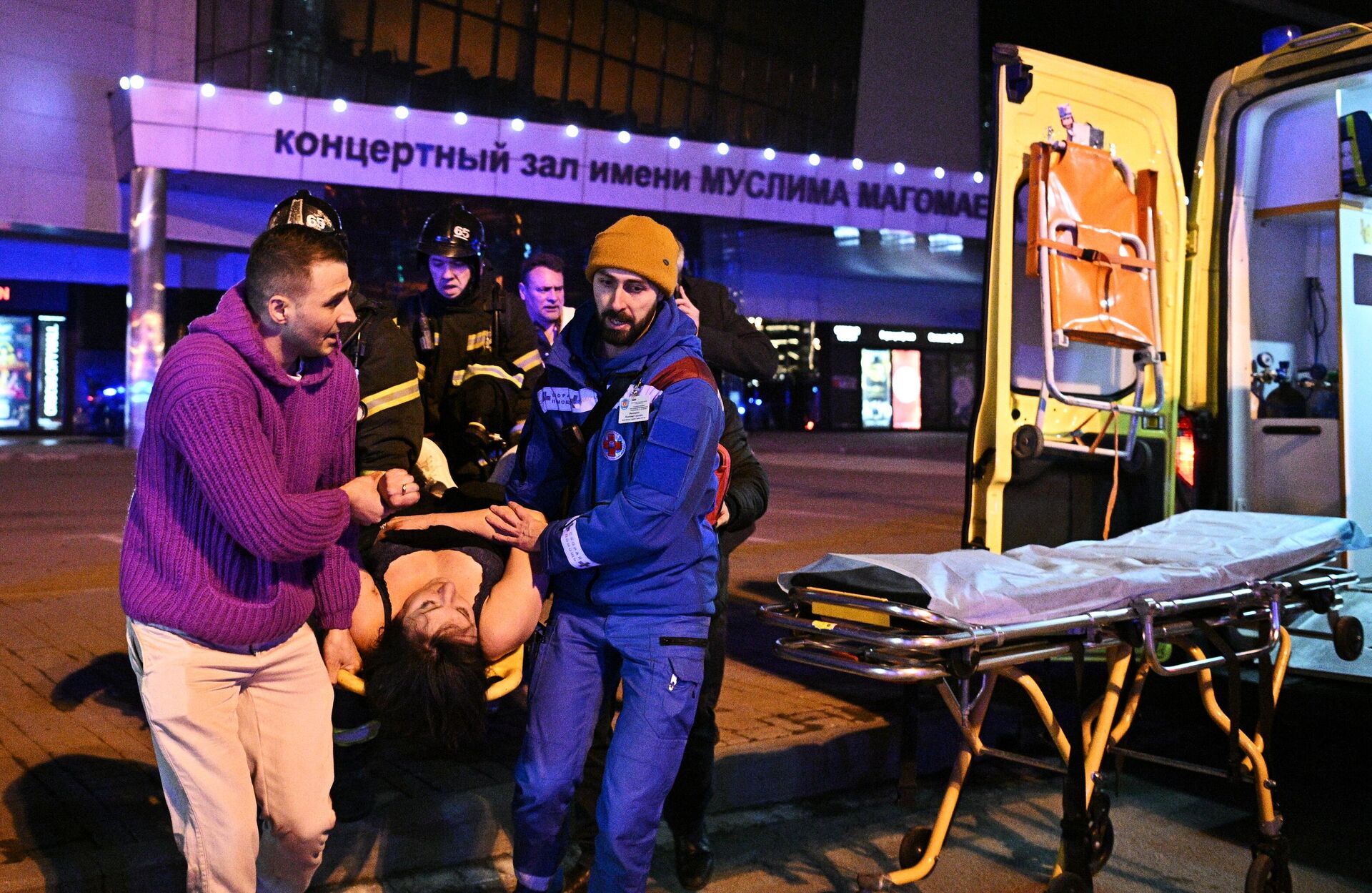 Εργαζόμενοι ασθενοφόρων παρέχουν βοήθεια σε ένα θύμα κοντά στην αίθουσα συναυλιών του Δημαρχείου Crocus στη Μόσχα - RIA Novosti, 1920, 23.03.2024