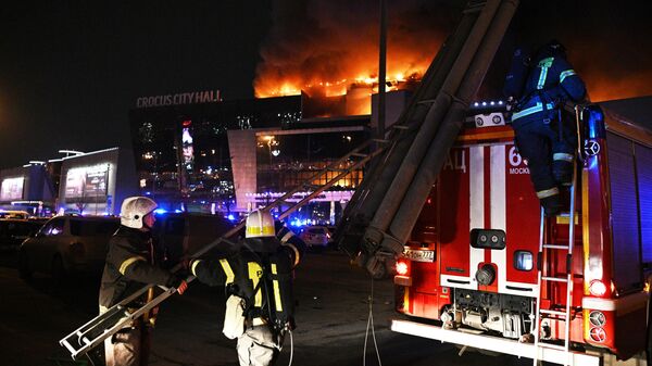 Пожарные тушат горящий концертный зал Крокус Сити Холл, где произошла стрельба