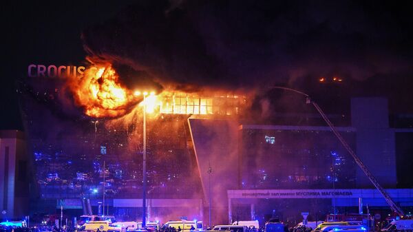 Пожарные тушат горящую крышу концертного зала Крокус Сити Холл, где произошла стрельба