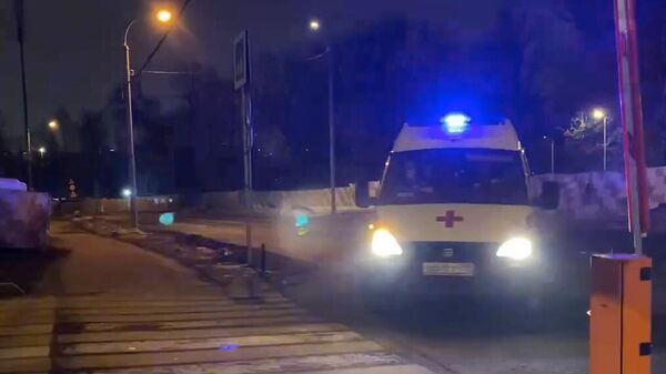 Машина скорой подъезжает к больнице № 67 имени Ворохобова в Москве