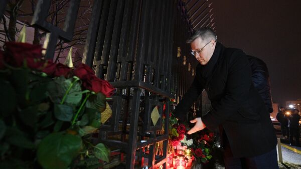 Мужчина у Посольства России в Минске во время акции в память о жертвах теракта в Крокус Сити Холле в Московской области