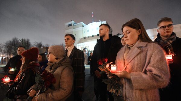 Люди несут цветы к посольству РФ в Минске. 22 марта 2024