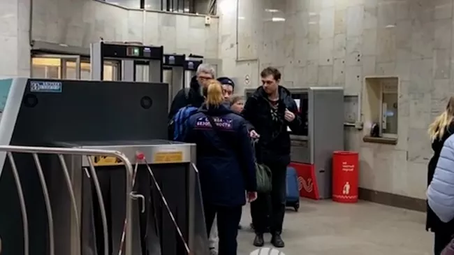 Проверка вещей у пассажиров на станциях московского метро 