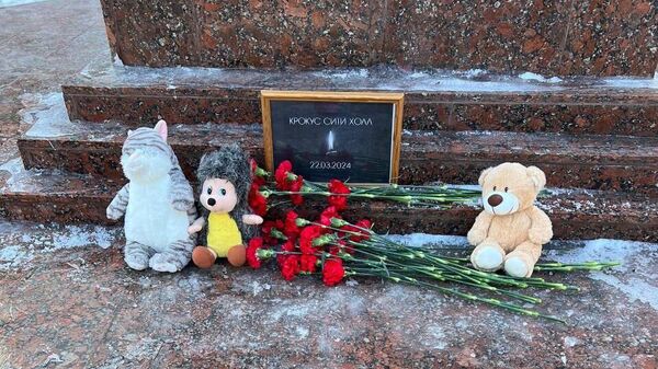 Игрушки и цветы у стелы Ангел Мира в Оренбурге, где организован стихийный мемориал в память о жертвах теракта в подмосковном Крокус Сити Холле