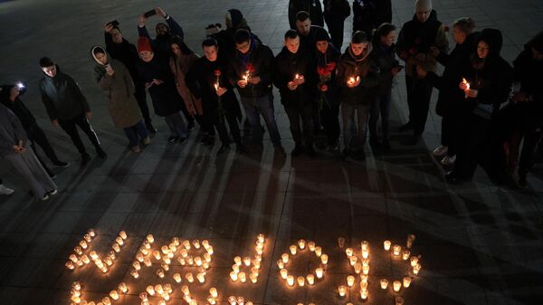 Люди возлагают цветы и зажигают свечи в центре Симферополя, где организован стихийный мемориал в память о жертвах теракта в подмосковном Крокус Сити Холле