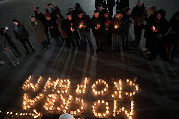 Люди возлагают цветы и зажигают свечи в центре Симферополя, где организован стихийный мемориал в память о жертвах теракта в подмосковном Крокус Сити Холле
