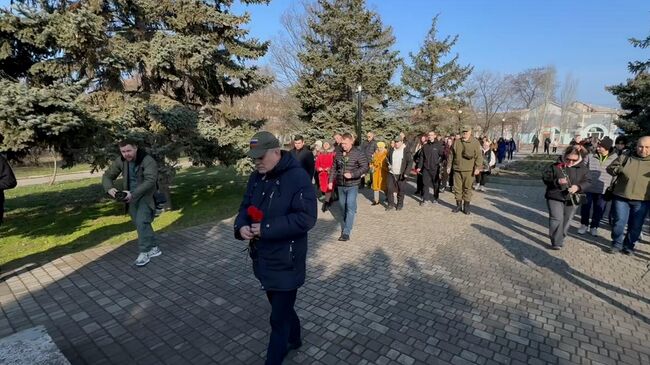 Возложение цветов к монументу Скорбящая мать в Геническе в память о жертвах теракта в Крокусе