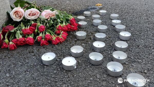Цветы и свечи в память о жертвах теракта в подмосковном Крокус Сити Холле у здания посольства России в Белграде