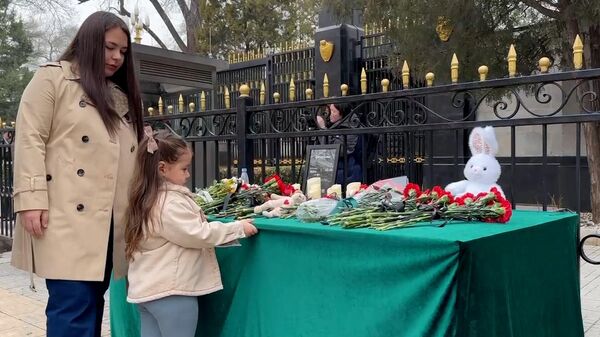 Цветы у российского посольства в Пекине