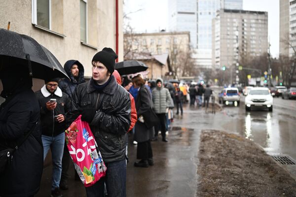 Люди стоят в очереди на один из пунктов сдачи донорской крови в Москве для пострадавших в результате теракта в Крокус Сити Холле