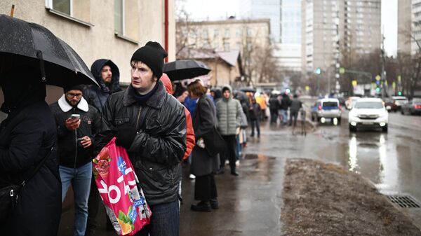 Люди стоят в очереди на один из пунктов сдачи донорской крови в Москве для пострадавших в результате теракта в Крокус Сити Холле6