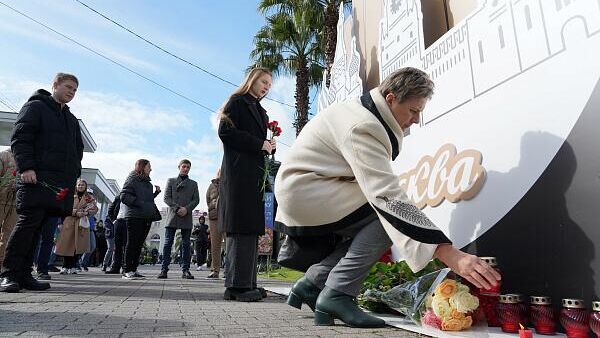 Сочинцы несут цветы к стихийному мемориалу в память о жертвах теракта в Крокус Сити Холле