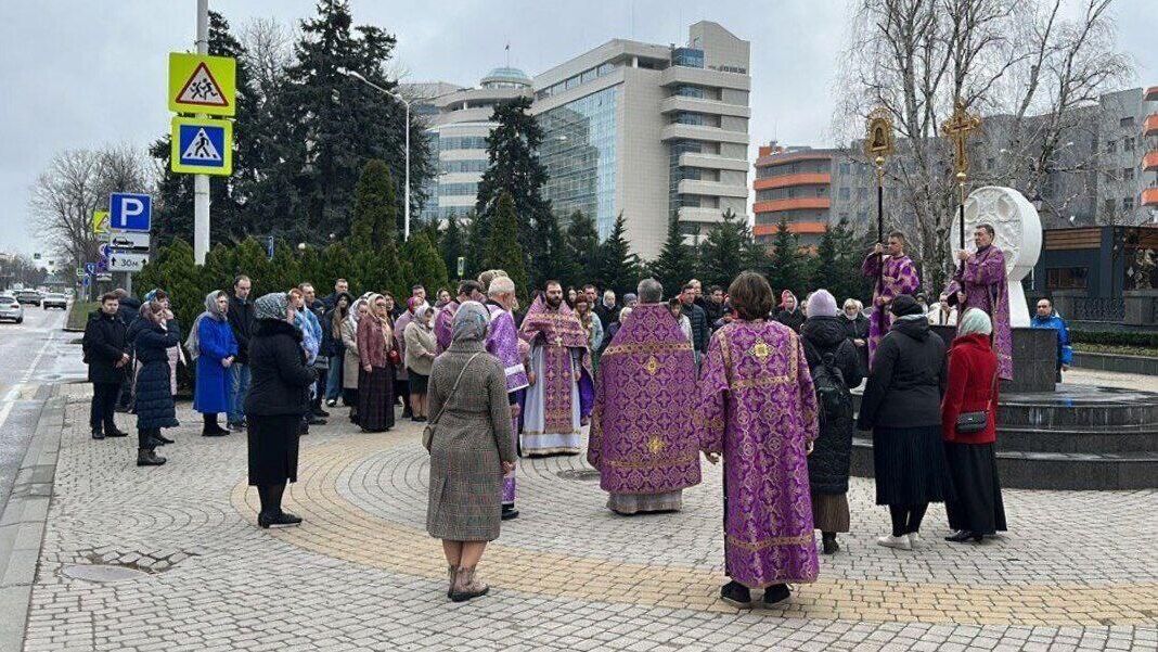 Стихийный мемориал в Краснодаре в память о погибших в теракте в Подмосковье  - РИА Новости, 1920, 23.03.2024