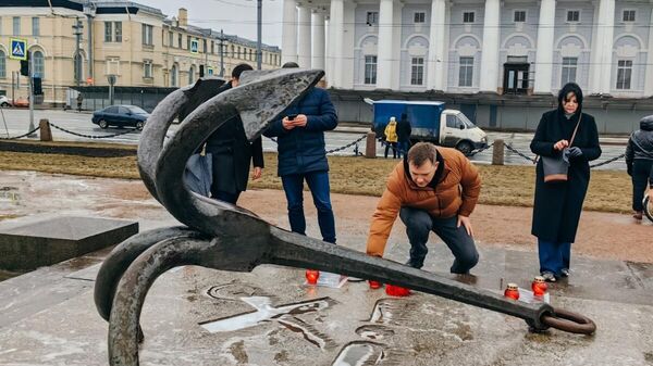 Стихийный мемориал в Санкт-Петербурге в память о погибших в теракте в Подмосковье