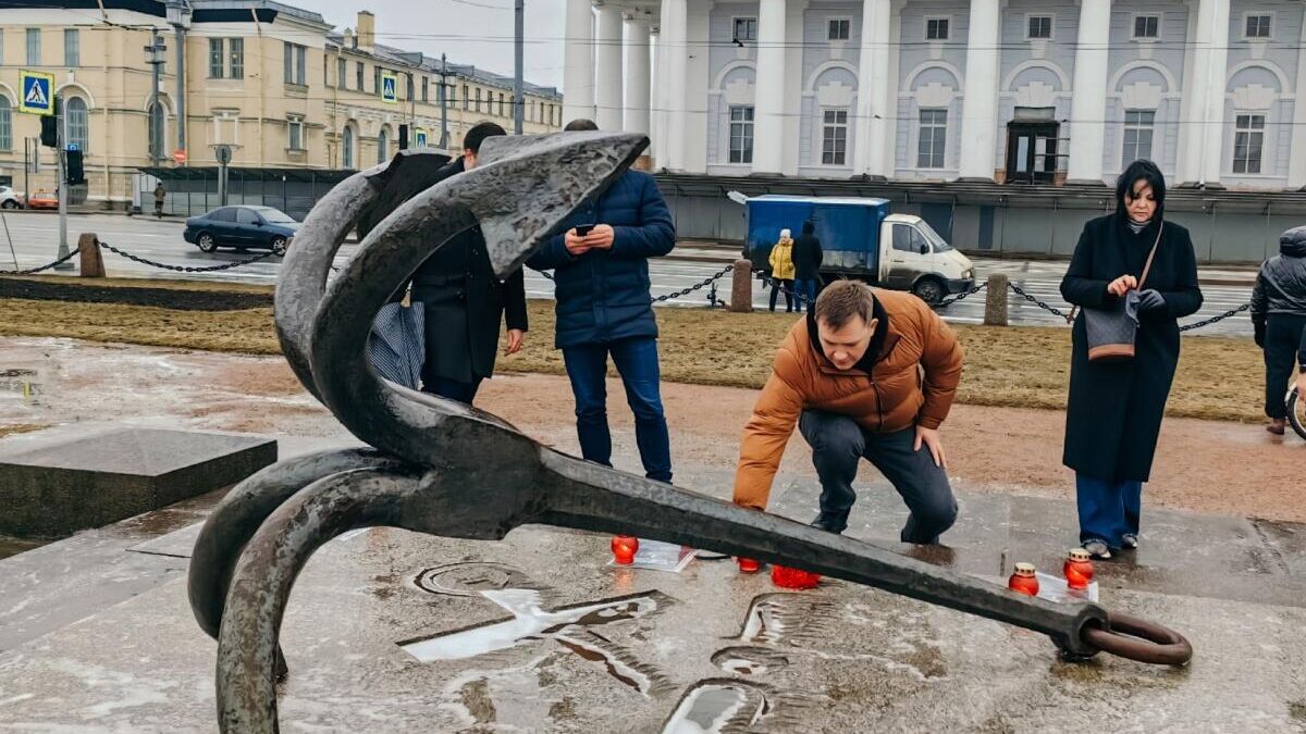 Стихийный мемориал в Санкт-Петербурге в память о погибших в теракте в Подмосковье - РИА Новости, 1920, 23.03.2024