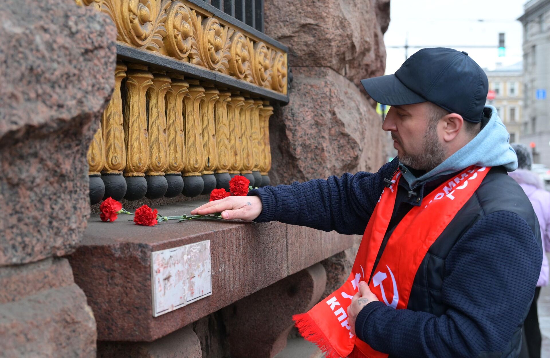 Мужчина возлагает цветы у станции метро Технологический институт в Санкт-Петербурге во время акции в память о жертвах теракта в подмосковном Крокус Сити Холле - РИА Новости, 1920, 23.03.2024